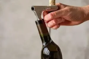 abrir uma garrafa de vinho sem abridor