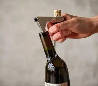Abrir uma garrafa de vinho sem abridor: 7 truques que funcionam ...